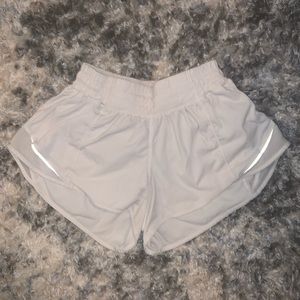 Lululemon hotty hot size 4 white shorts inseam 2.5
